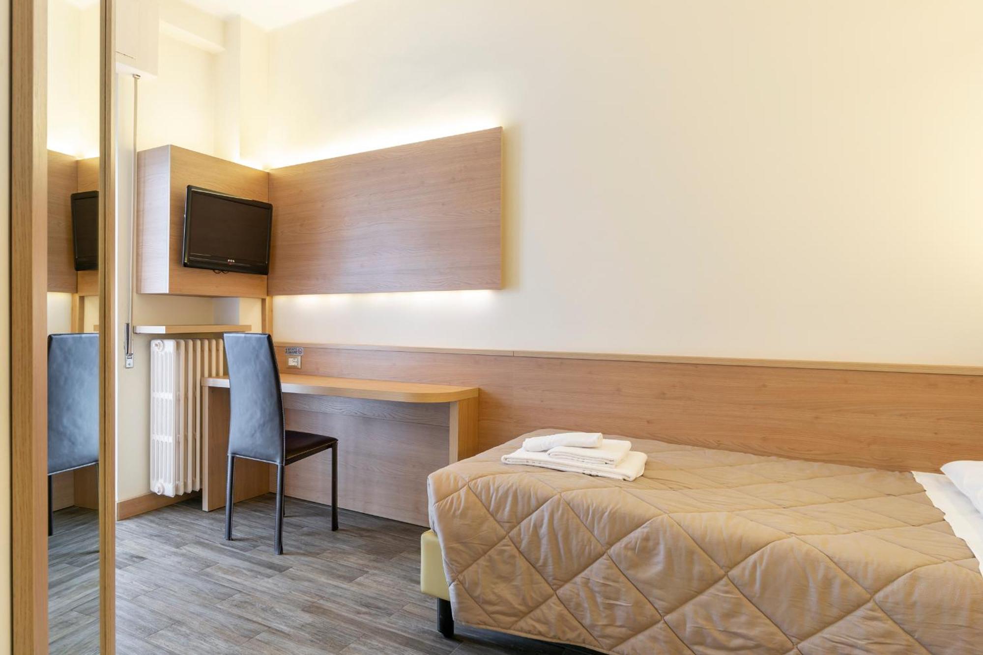 Uniho Hostel Pavia Exterior photo